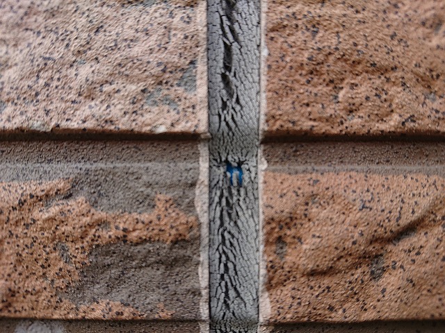 ひび割れが生じたシーリング